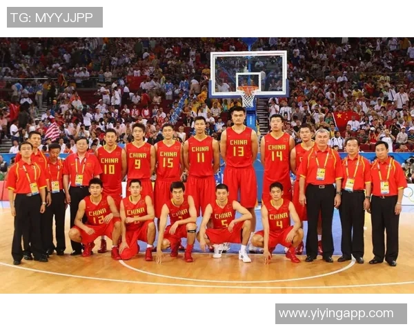 退役足球明星重聚一堂合影留念展现昔日辉煌与友谊