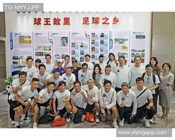 足球明星温暖瞬间展现关怀精神队友间深厚友谊的动人画面